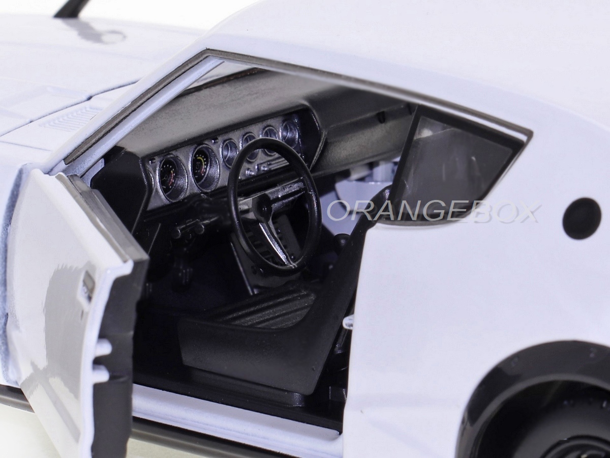 Nissan Skyline 2000GT-R (KPGC110) 1973 1:24 Maisto Branco - 19